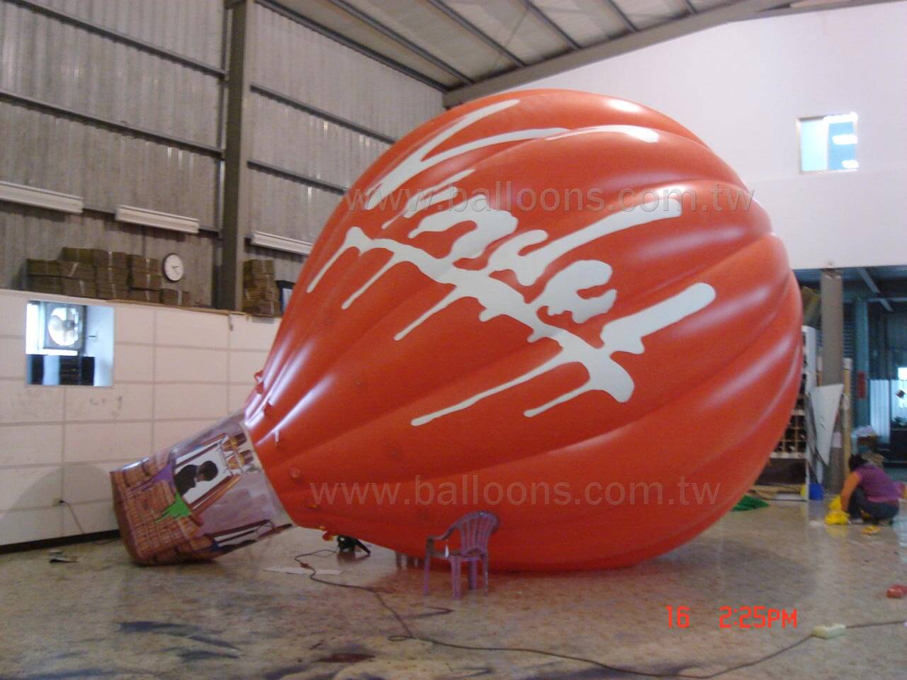 Ribbed hot air shaped balloon with printed basket多瓣式仿真弔籃是熱氣球