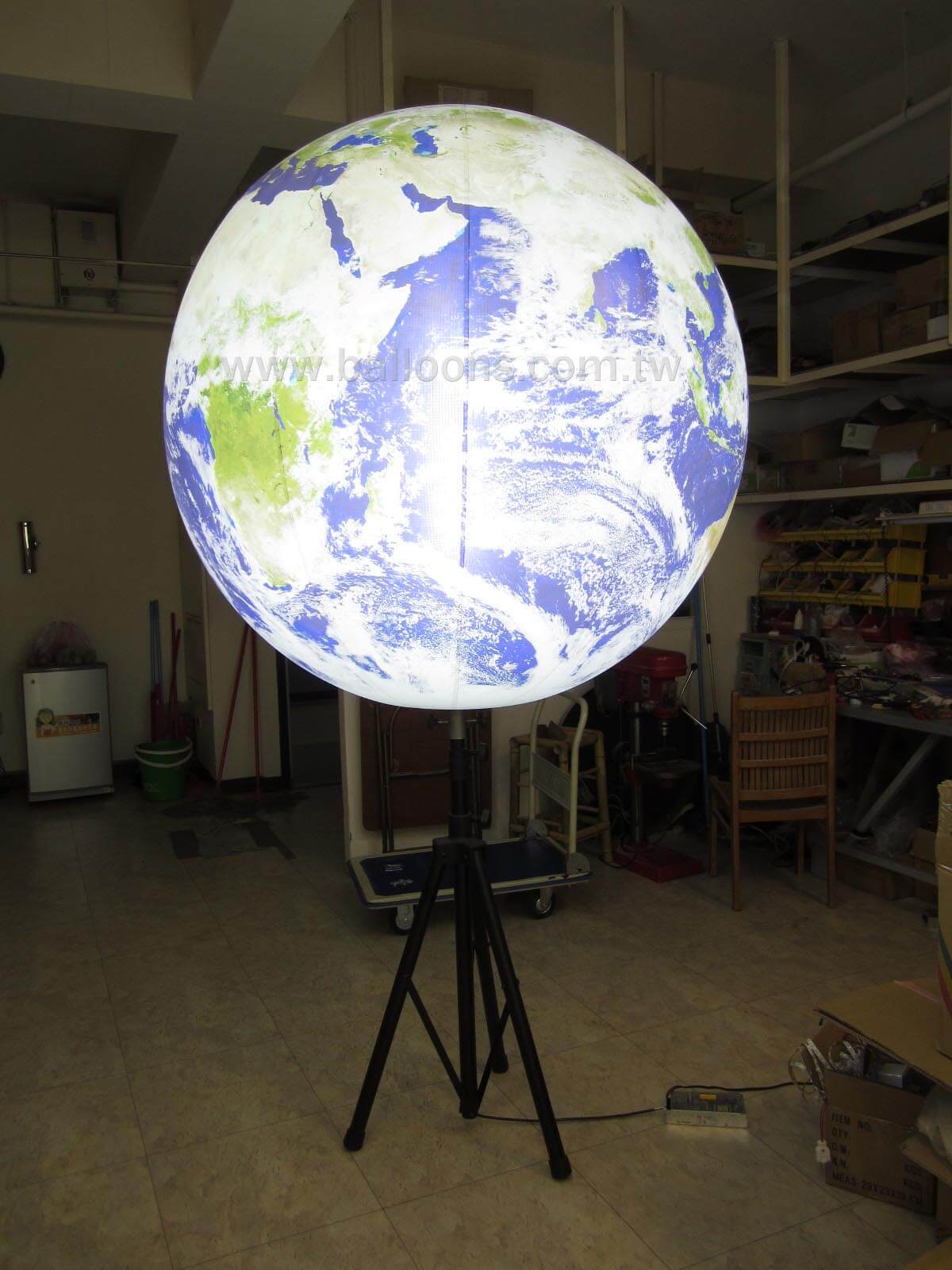 LED lighted stand and globe balloon站立式LED三腳燈架搭配地球圖案氣球