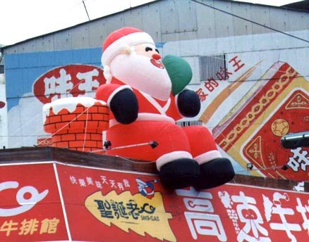 Air filled roof Santa Claus balloon holding treasure bag充氣式屋頂聖誕老公公造型氣球