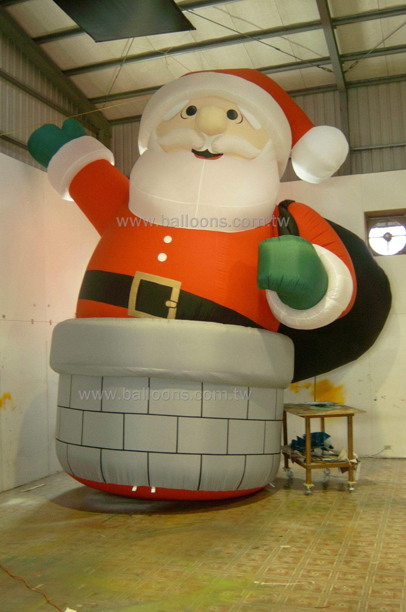Air filled Christmas Santa Claus in chimney balloon充氣式煙囪聖誕老公公造型氣球