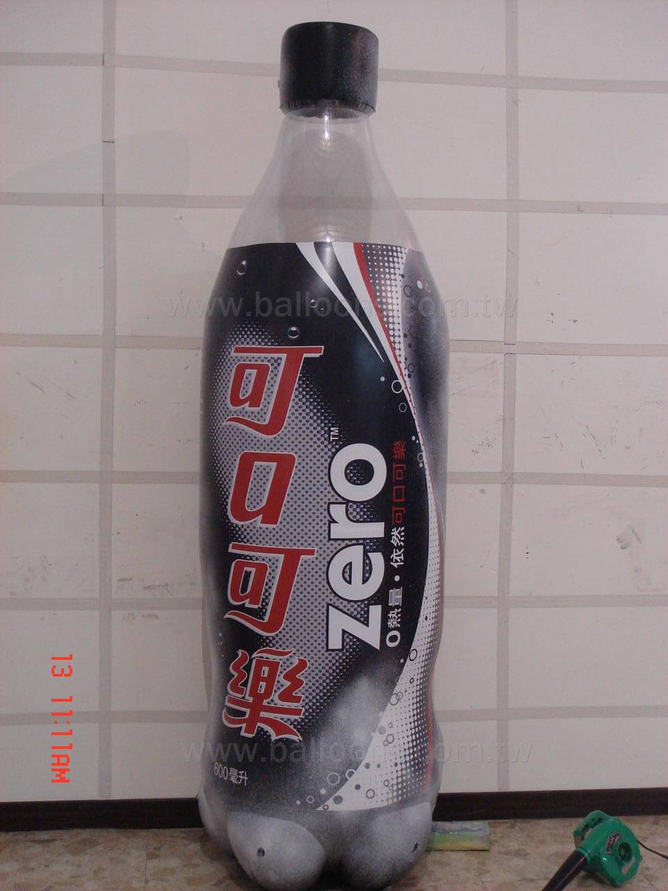 Inflatable coke bottle with client's label印製客製化標籤的可樂瓶廣告氣球