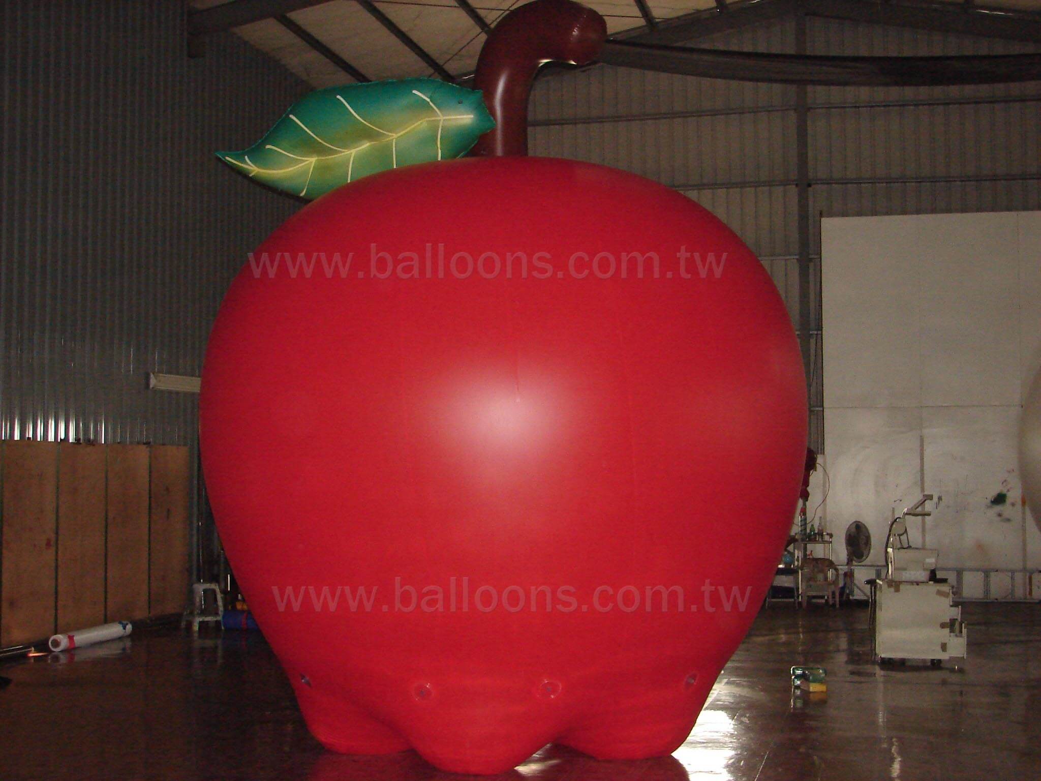 Inflatable red apple advertising balloon with leave and stalk紅蘋果含梗與葉子造型氣球