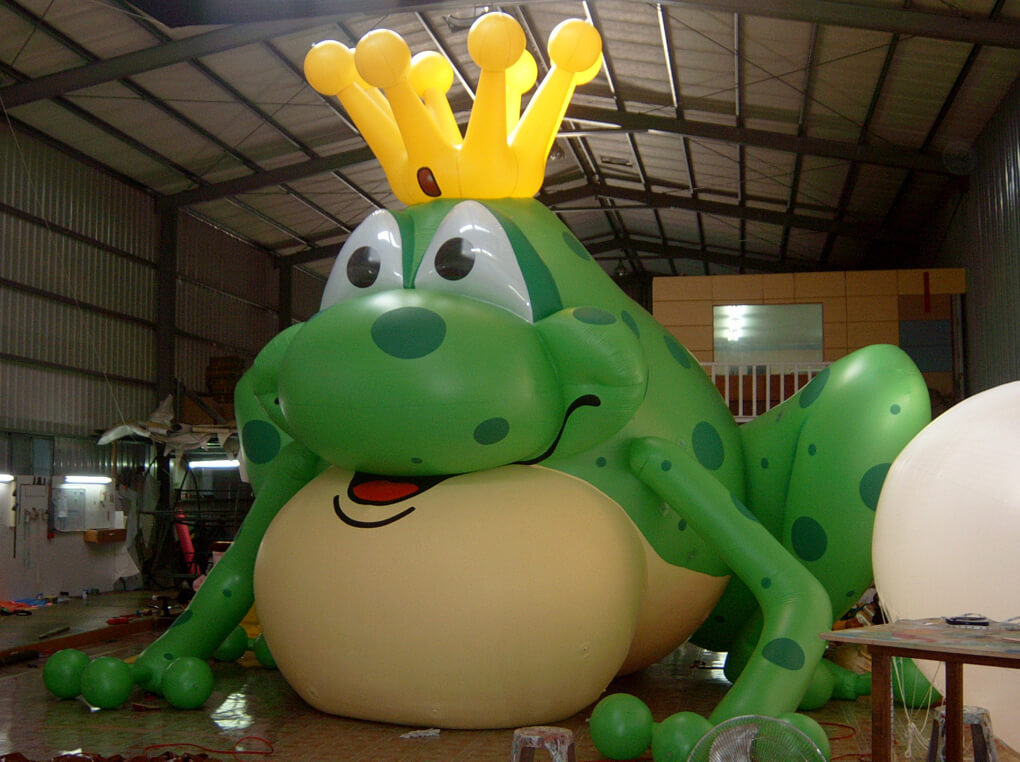 Advertising frog balloon in crown戴皇冠青蛙氣球